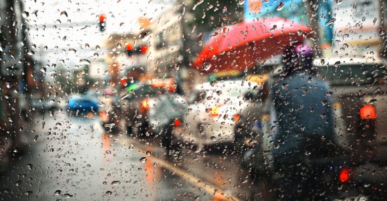 air-hujan-di-jakarta-mengandung-mikroplastik-ini-penjelasan-guru-besar-ipb-university-770x400